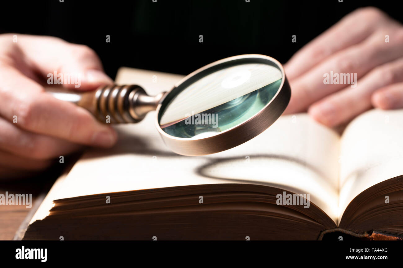 Der Holz- richter Hammer. Gesetz. Judge's Büro. geschäftliche oder rechtliche Abkommen in Anwesenheit eines lawer unterzeichnet. konstitutionelle Krise, bexit Symbol. Untersuchung. Stockfoto