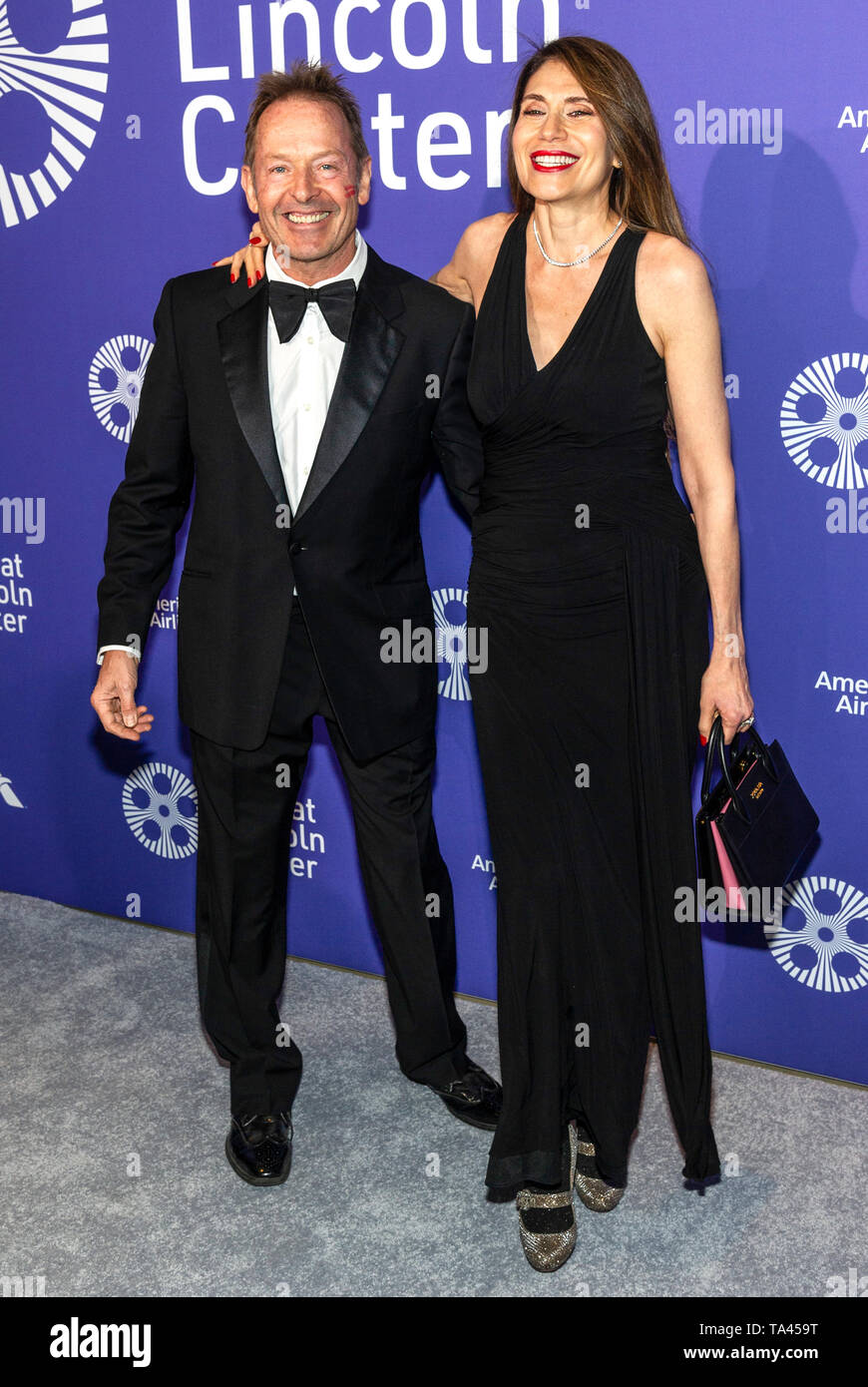 New York, NY - 29. April 2019: Simon Kirke mit Frau der Film Society des 50-jährigen Jubiläums Gala Lincoln Center am Lincoln Center besuchen Stockfoto