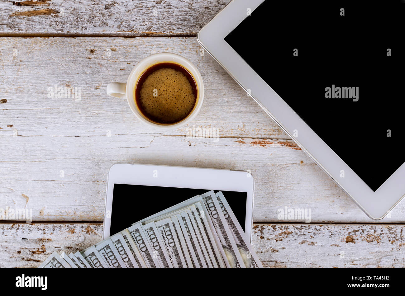 Tablet mockup am Schreibtisch mit einer Tasse Kaffee und US Dollar Banknote für Text flach Komposition. Stockfoto