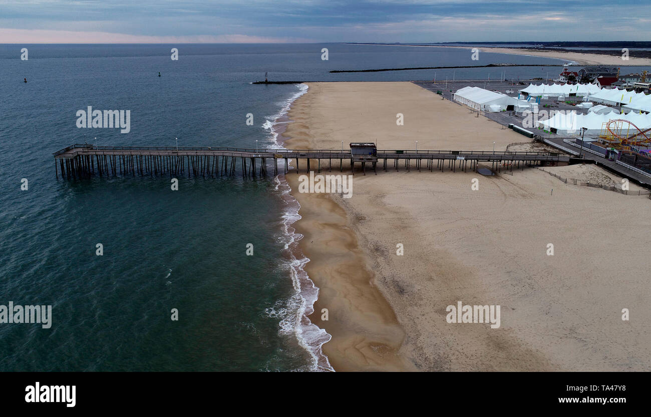 Luftaufnahme von Ocean City, Maryland mit Pier, ragt in den Atlantik und Assateague Insel im Hintergrund Stockfoto