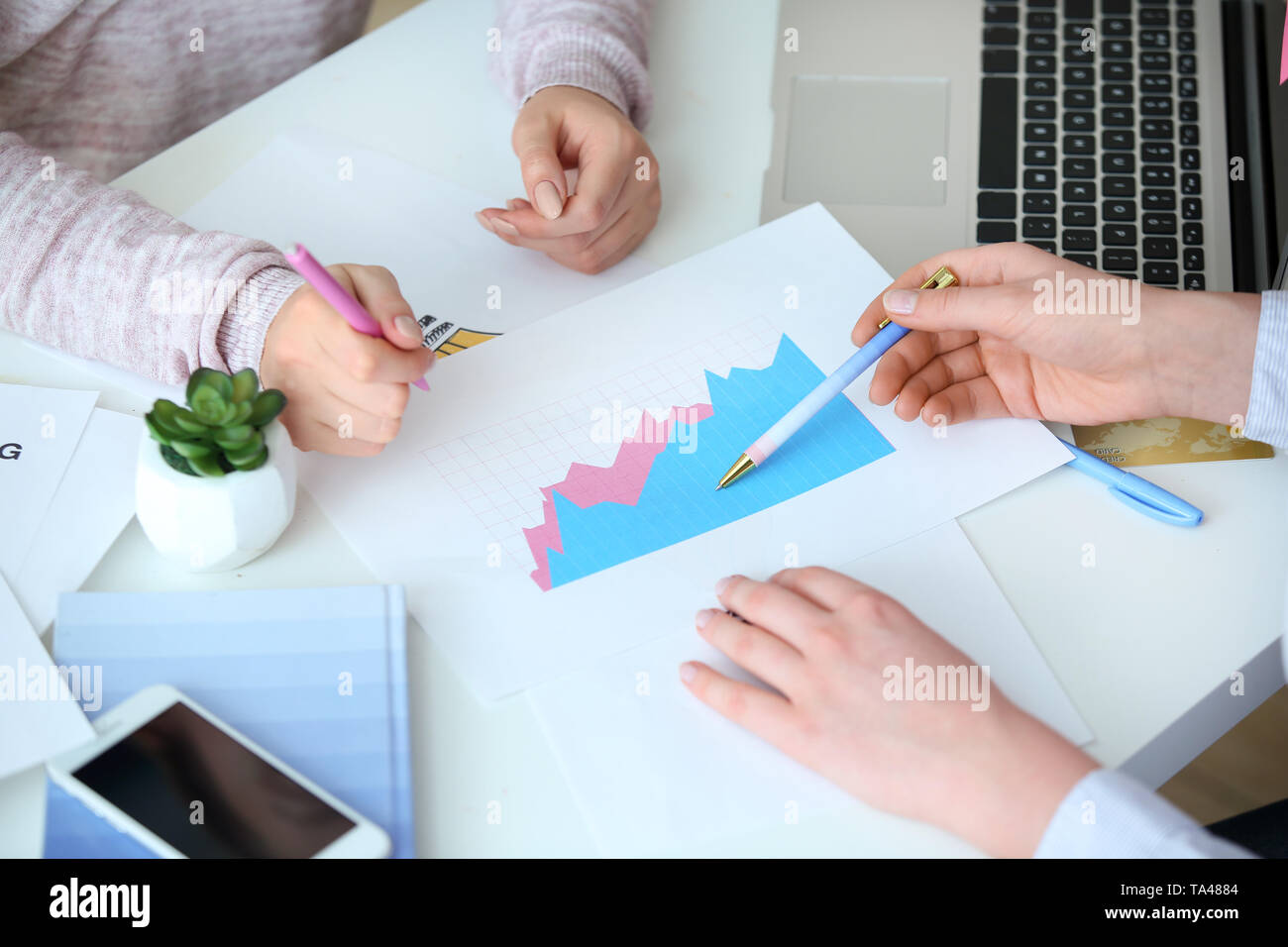 Junge Kolleginnen und Kollegen in Treffen im Büro. Konzept der Business Planung Stockfoto