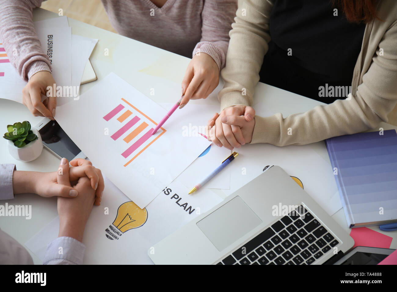 Junge Kolleginnen und Kollegen in Treffen im Büro. Konzept der Business Planung Stockfoto