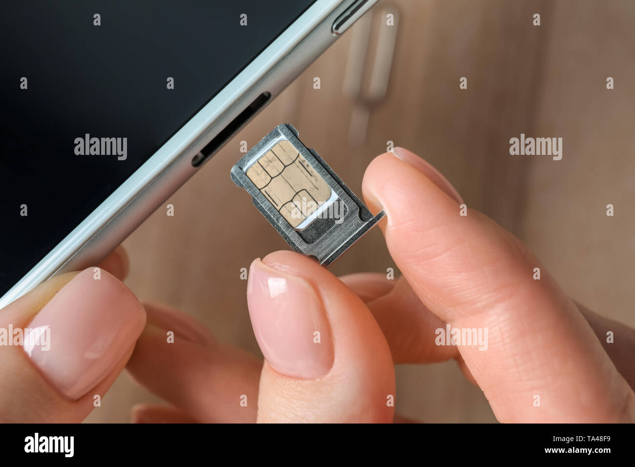 Frau Einlegen der SIM-Karte in das Handy, Nahaufnahme Stockfoto