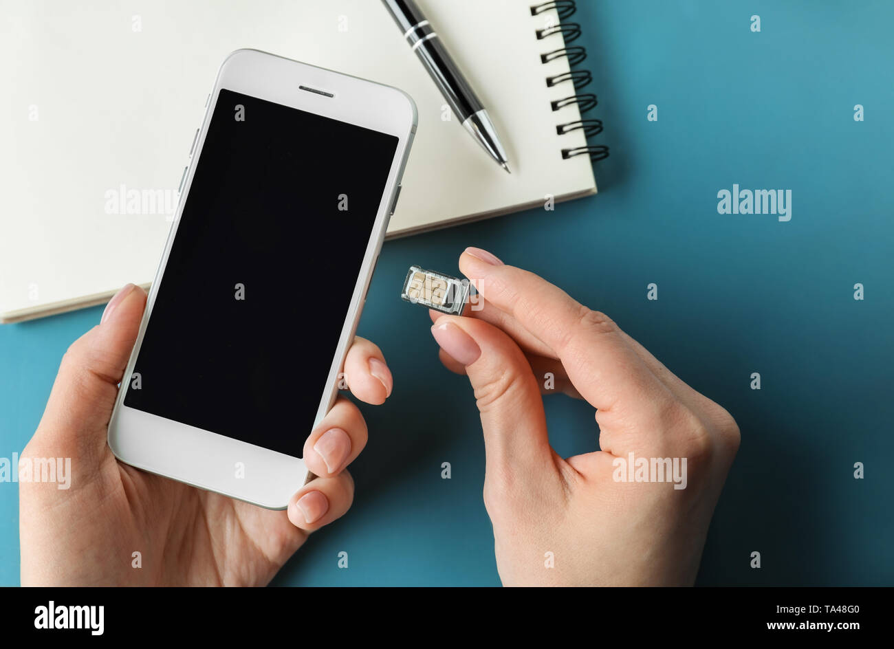 Frau Einlegen der SIM-Karte in das Handy, Nahaufnahme Stockfoto