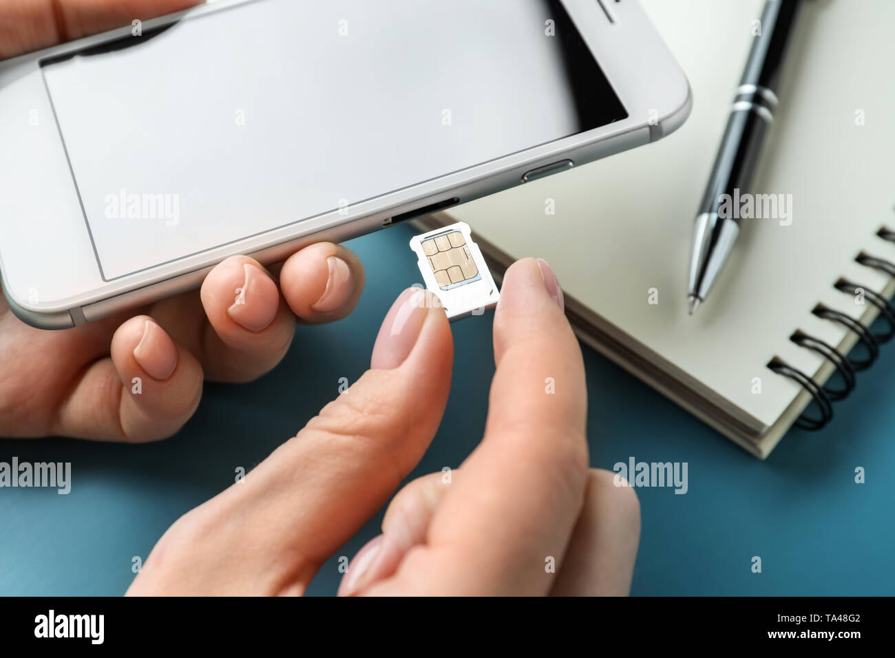 Frau Einlegen der SIM-Karte in das Handy, Nahaufnahme Stockfoto