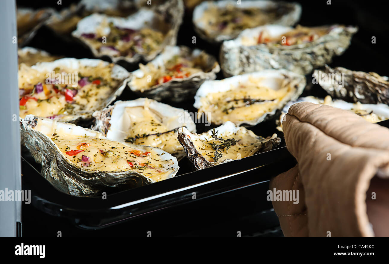 Kochen leckere gebackene Austern im Backofen Stockfoto