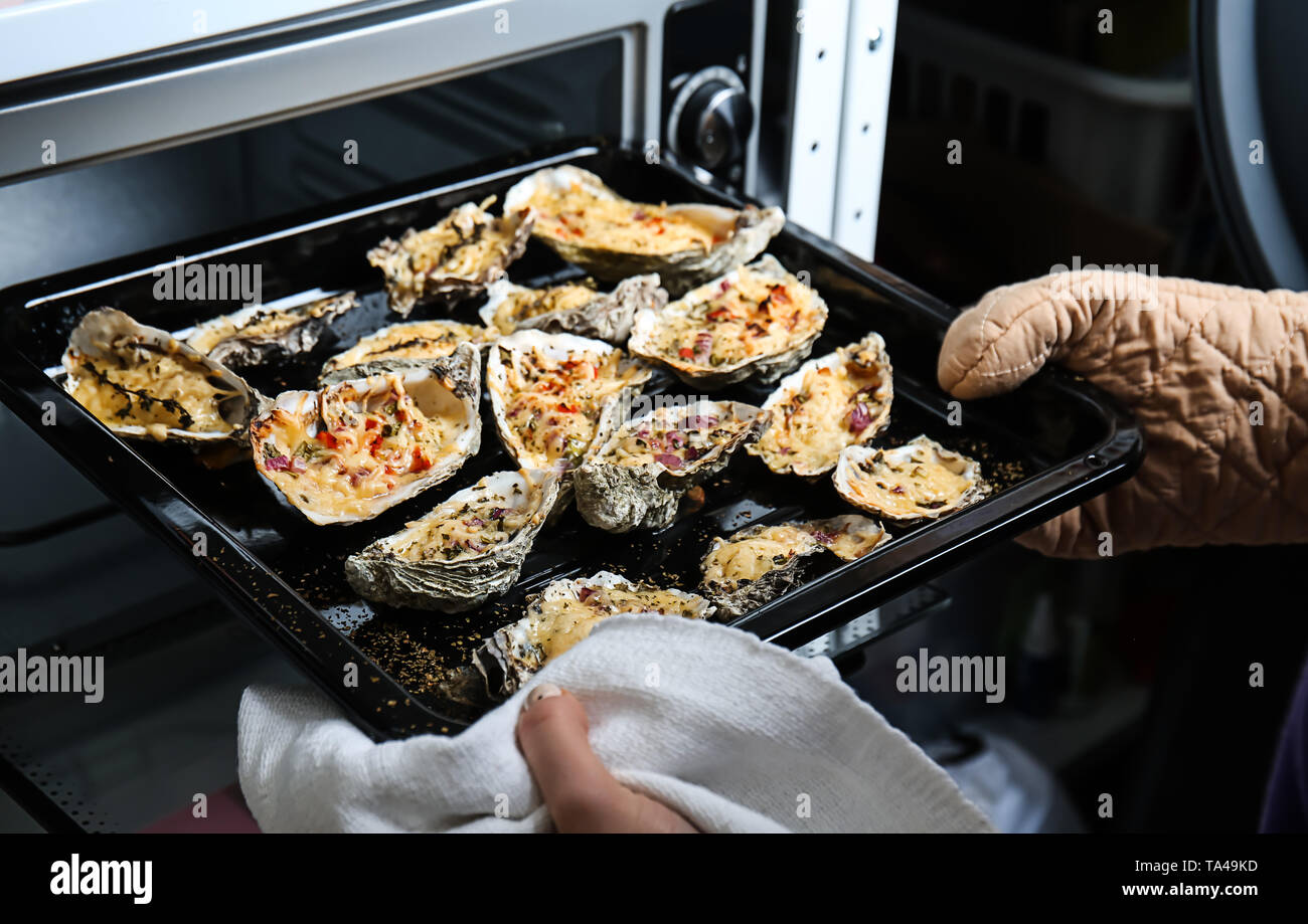 Kochen leckere gebackene Austern im Backofen Stockfoto