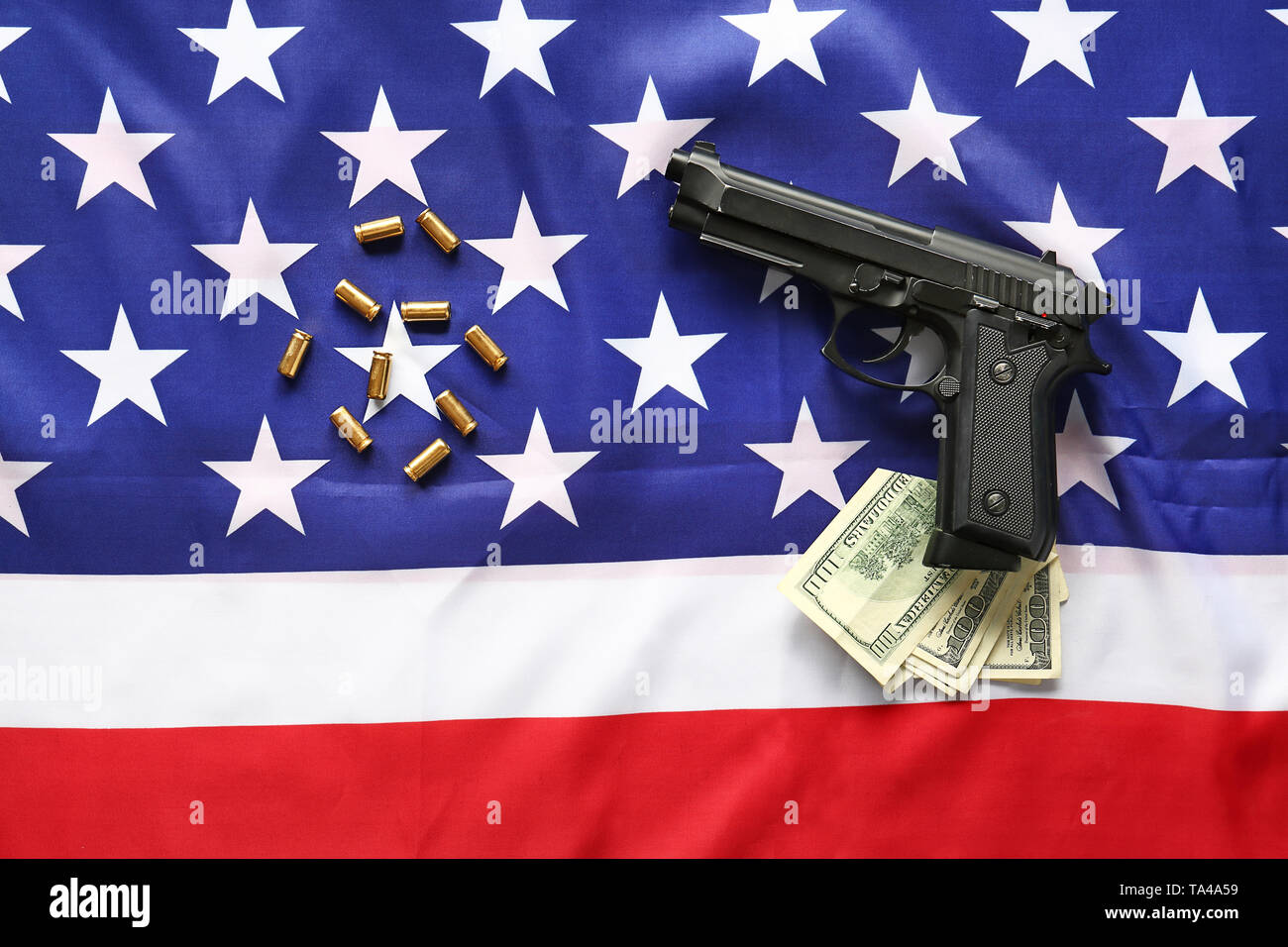 Pistole, Kugeln und Geld auf USA-Flagge Stockfoto