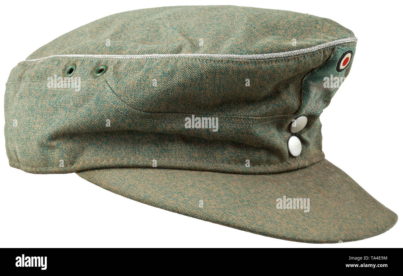 Ein Feld cap M43 für Polizei Führer Kammerstück aus Augenfarbe: braun meliertem Drillich-Tuch, umlaufende Offizierslitze, Lüftungsnieten aus grün lackiertem Eisenblech, hellgrünes Innenfutter mit Größenstempelung '56 1/2', graues, Schweißleder maschinenvernähter BeVo-gewebter Mützenadler. historischen, historische, 20. Jahrhundert, Additional-Rights - Clearance-Info - Not-Available Stockfoto