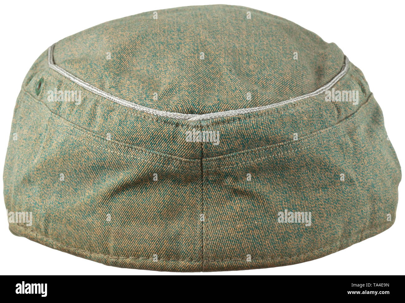 Ein Feld cap M43 für Polizei Führer Kammerstück aus Augenfarbe: braun meliertem Drillich-Tuch, umlaufende Offizierslitze, Lüftungsnieten aus grün lackiertem Eisenblech, hellgrünes Innenfutter mit Größenstempelung '56 1/2', graues, Schweißleder maschinenvernähter BeVo-gewebter Mützenadler. historischen, historische, 20. Jahrhundert, Additional-Rights - Clearance-Info - Not-Available Stockfoto