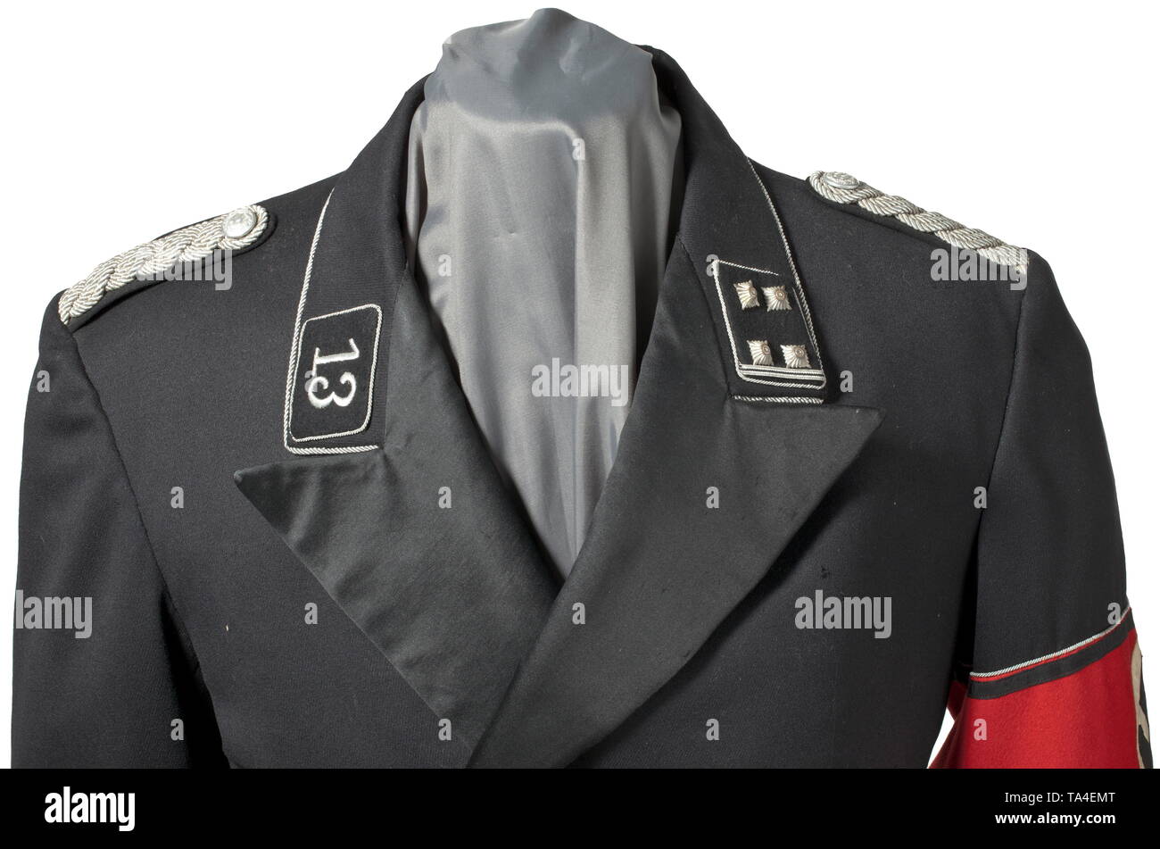 Eine Jacke eine Uniform eines Obersturmbannführer im 13 SS-Fußstandarte in Stuttgart nach Maß, komplett mit Weste der kleinen Uniform Fein black Gabardine, wies Revers mit matt-glänzenden Trimmen, schwarze silk Liner. Aluminium Tasten mit angehobenem Runen in Oak Leaf Lorbeerkranz, auf der Rückseite des punchmarked S RZM M 5/65". Kragen, Manschetten und Armband mit kontinuierlicher Silber Manschette Netzkabel. Schwarz kragen Patches mit Silber - bestickt Runen, Metall rank Sterne und Silber fringe Kabel. Genäht auf der Schulter Patches auf beiden Seiten mit Silber verwoben Schnüre. RZM Manschette ti, Editorial-Use - Nur Stockfoto