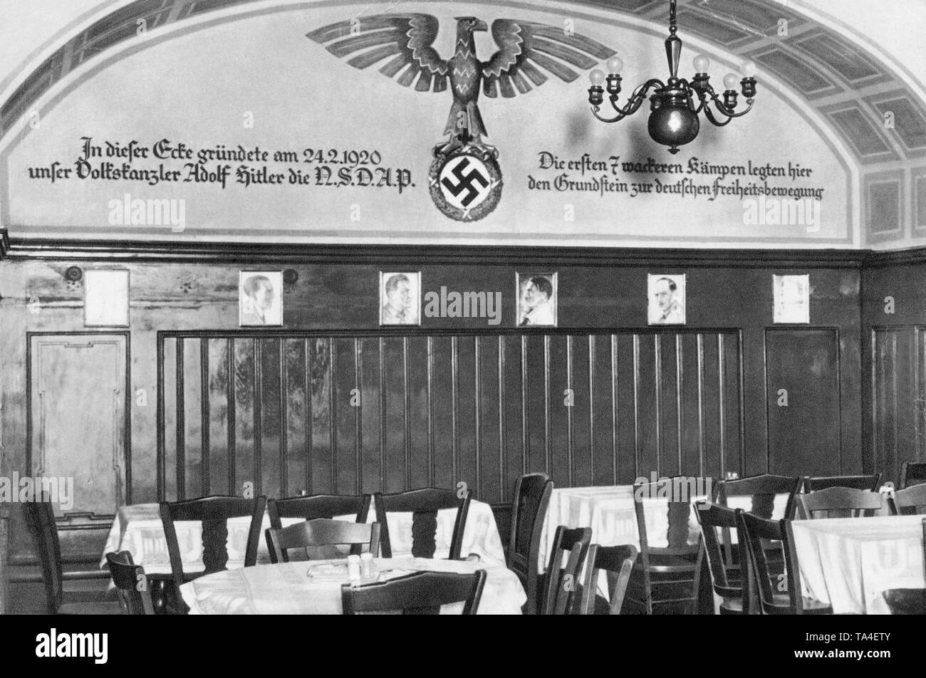 Die Sterneccurbraeu in der Altstadt von München war das erste Büro der NSDAP. Nach der Übernahme, eine Inschrift in der ehemaligen Restaurant gestellt wurde: 'Unser Volkskanzler Adolf Hitler die NSDAP in dieser Ecke am 24.2.1920. Die ersten mutigen Kämpfer legte den Grundstein für die Deutsche Befreiungsbewegung." Unter ihnen sind Fotos von der ersten Führer der Partei (Undatiertes Foto). Stockfoto