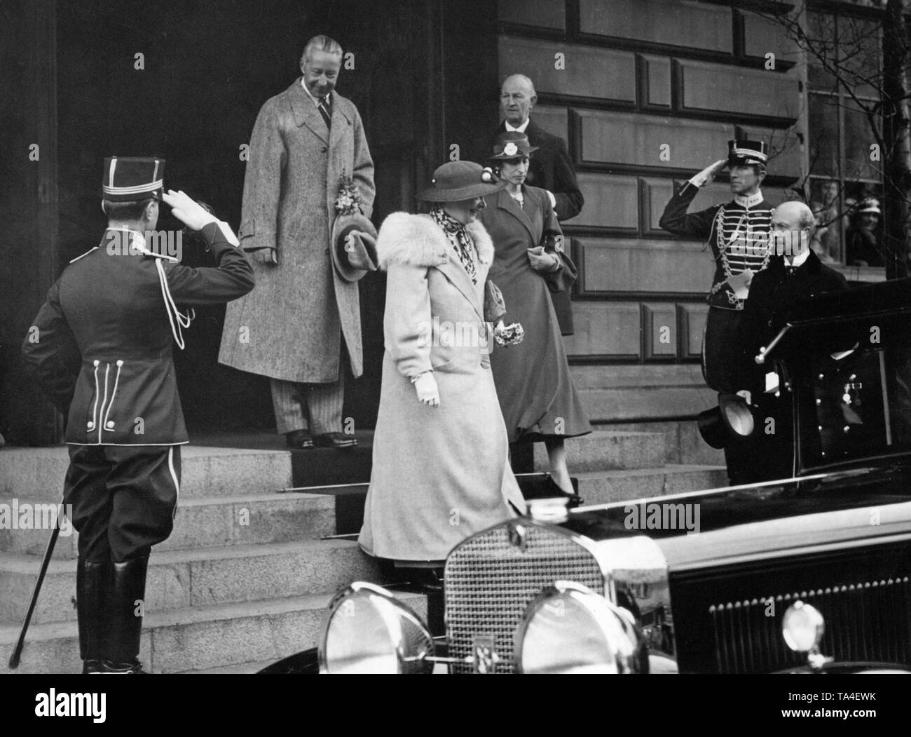 Kronprinz Wilhelm bei seiner Ankunft in Stockholm. Vor ihm seine Frau Cecilie (links) und der Schwedischen Krone Prinzessin Louise, geb. Mountbatten. Stockfoto
