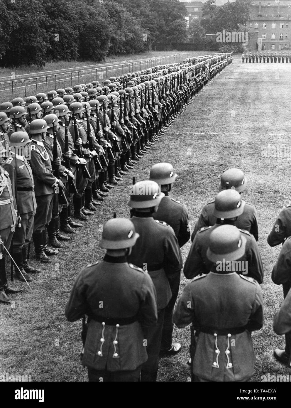 Ein Regiment der Wehrmacht in Parade uniform bei der Präsentation von Waffen an den neuen Kommandanten. Stockfoto