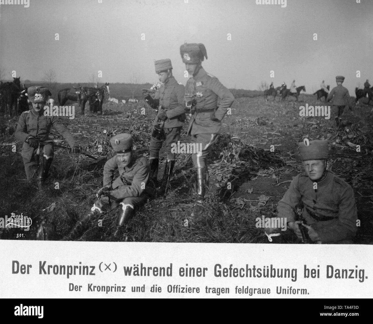 Der preußische Kronprinz (in der Mitte, 4. von links) nahmen an einer Bekämpfung der Ausübung des 1. Leibhusaren Regiment, als Befehlshaber der Truppen. Stockfoto
