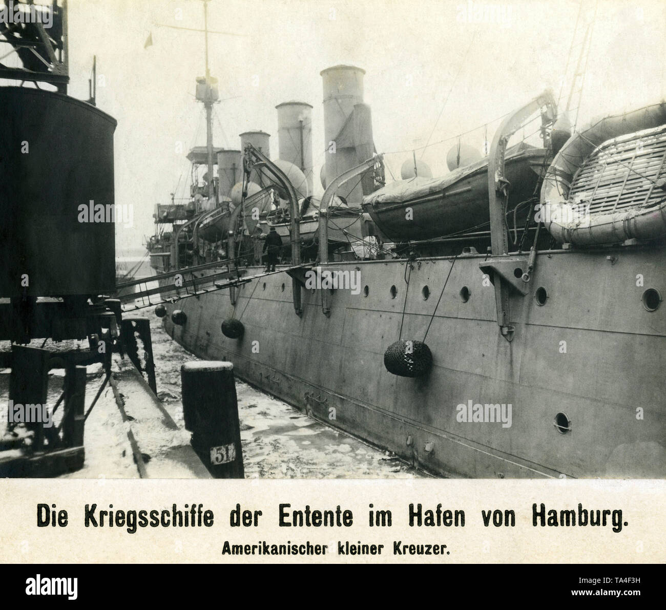 Um die Entwaffnung und die Lieferung von der Deutschen High Seas Fleet zu garantieren, zahlreiche Alliierte Kriegsschiffe in deutschen Häfen, wie diese amerikanische Kreuzer im Frühjahr 1919. Stockfoto