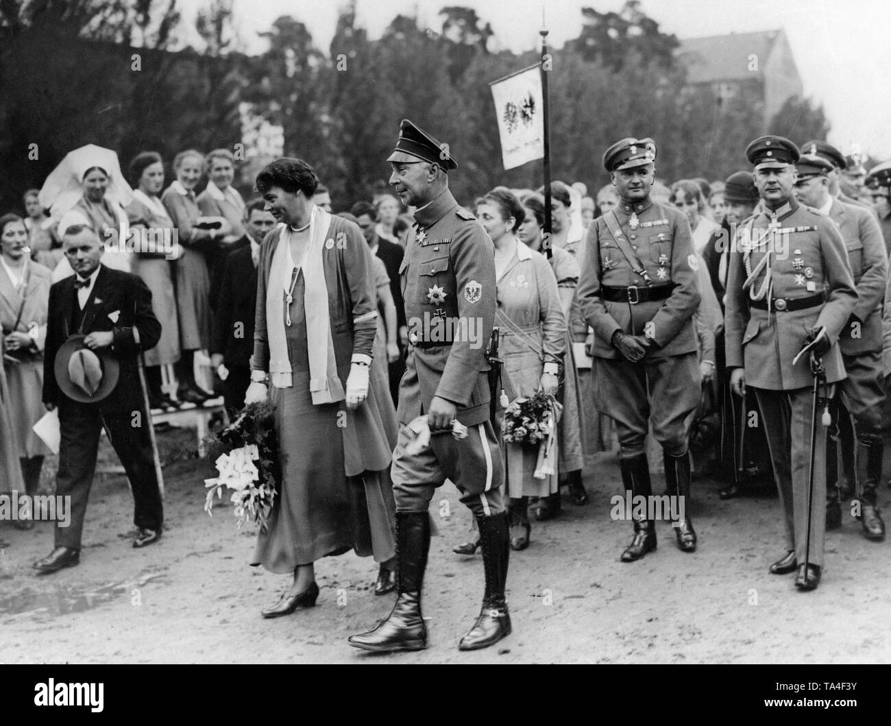 Im Jahr 1932 war der vierte nationale Konferenz der Königin Louise Liga in Potsdam statt. Die Konferenz schloss mit einem Marsch der Stahlhelm im Luftschiff Hafen von Potsdam. Hier, Kronprinzessin Cecilie (links) und Kronprinz Wilhelm (rechts) während der März. Im Hintergrund sind uniformierte Beamte. Der zweite Offizier von Rechts ist wahrscheinlich Ditfurth. Stockfoto