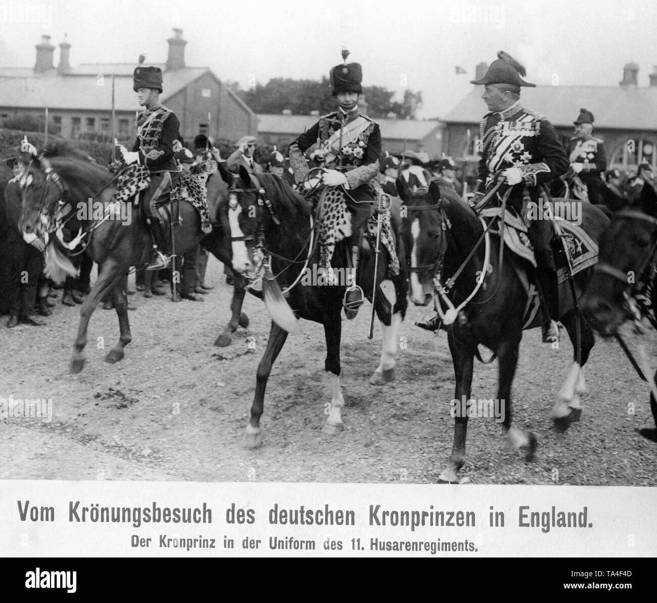 Der Deutsche Kronprinz (Mitte) besucht Großbritannien anlässlich der Krönung von George V der englische König. Hier ist er in der Uniform der 11. britischen Husarenregiment gesehen. Stockfoto