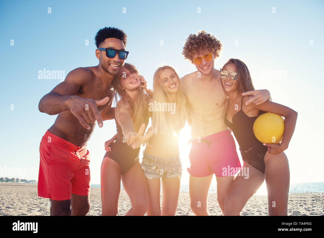 Gruppe von Freunden zu Beach-Volleyball am Strand spielen Stockfoto