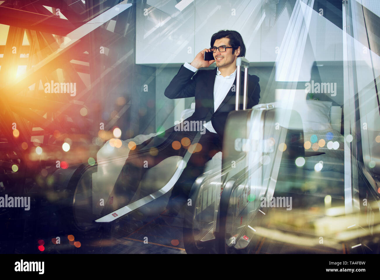 Reisender Geschäftsmann mit seinem Smartphone bereit zu fliegen. Double Exposure. Stockfoto