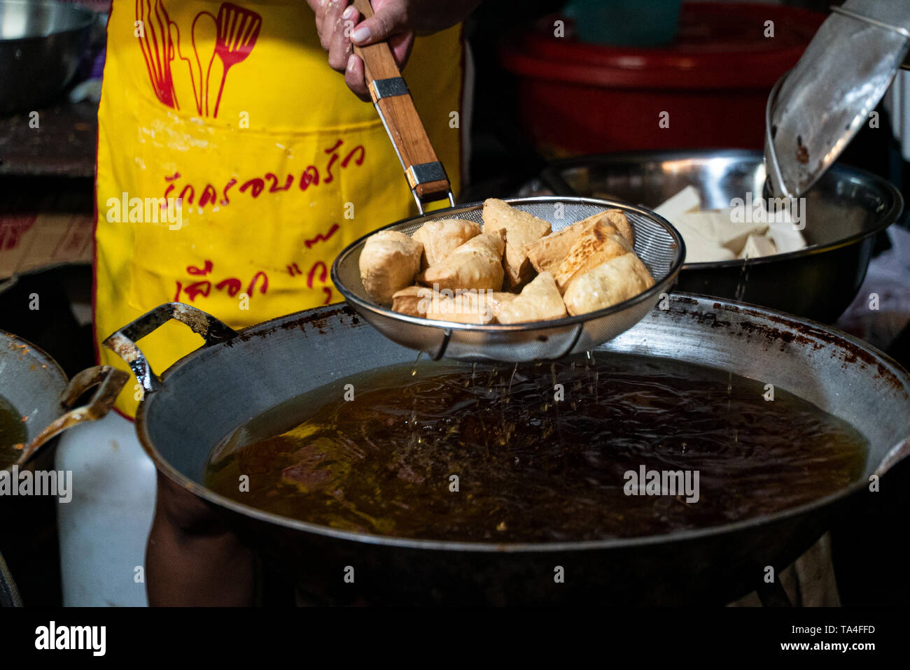 Fried Thai Tofu, Vegan Street Food an der Vegetarische Festival auf der Insel Phuket in Thailand, Asien Stockfoto