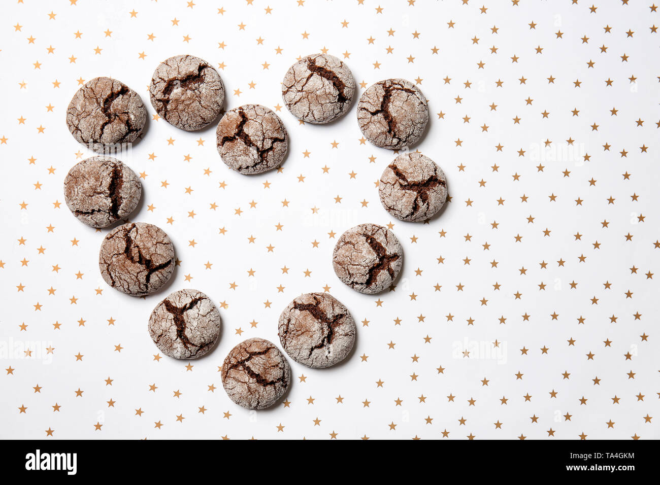 Herzform aus leckeren Schokolade Cookies auf hellen Hintergrund Stockfoto