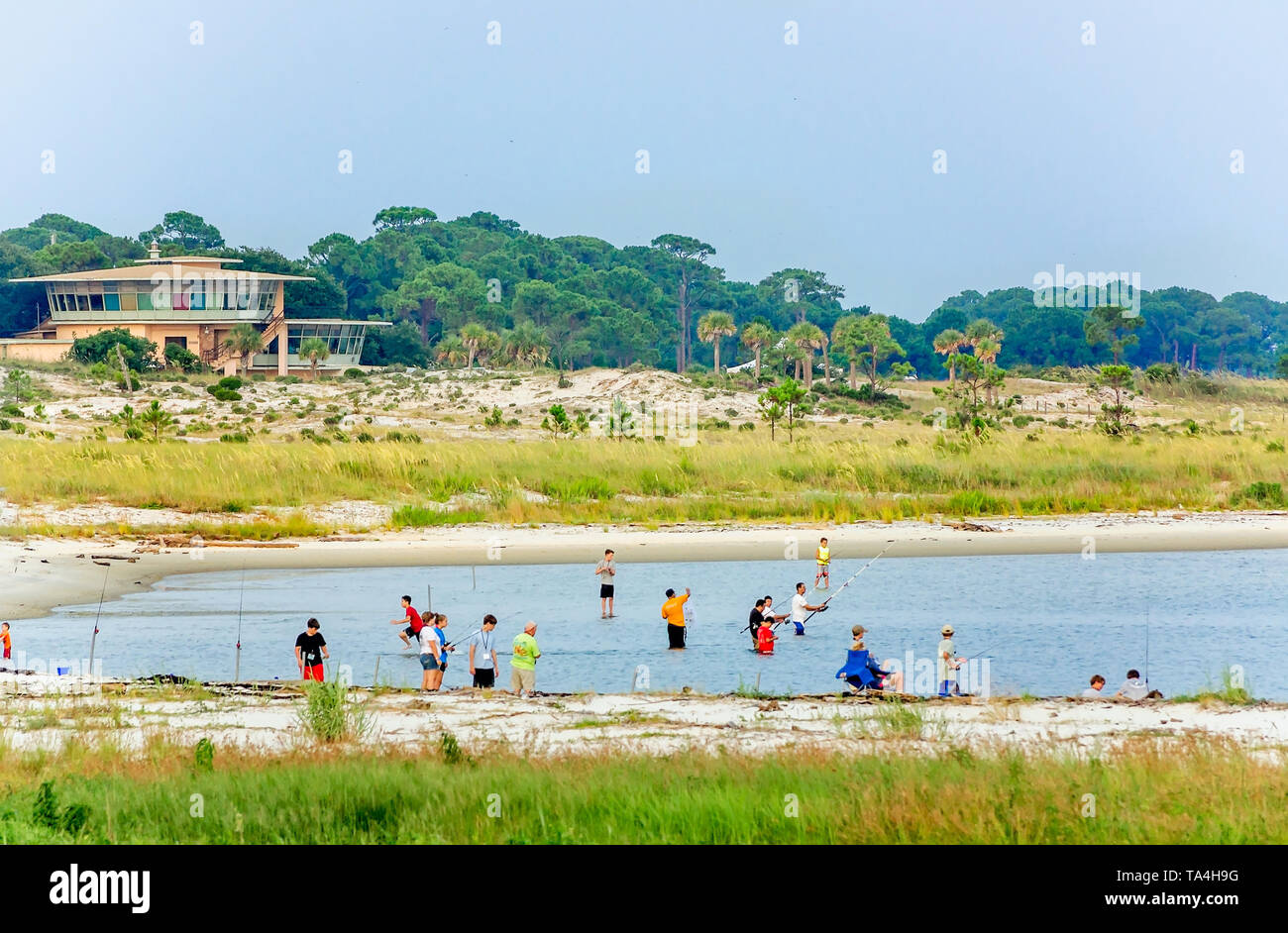 Menschen schwimmen und fischen am Pelican Halbinsel, 22. Juli 2014, in Dauphin Island, Alabama. Das neue Peninsula war vor ein paar Jahren gebildet. Stockfoto