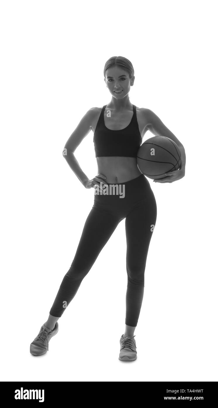 Porträt der schönen Frau spielen Basketball auf weißem Hintergrund Stockfoto