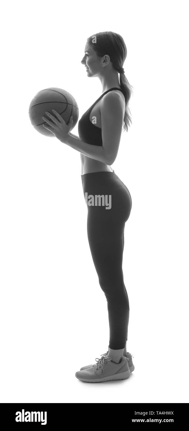 Porträt der schönen Frau spielen Basketball auf weißem Hintergrund Stockfoto