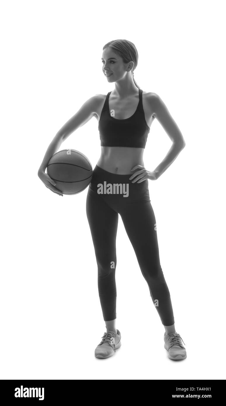 Porträt der schönen Frau spielen Basketball auf weißem Hintergrund Stockfoto