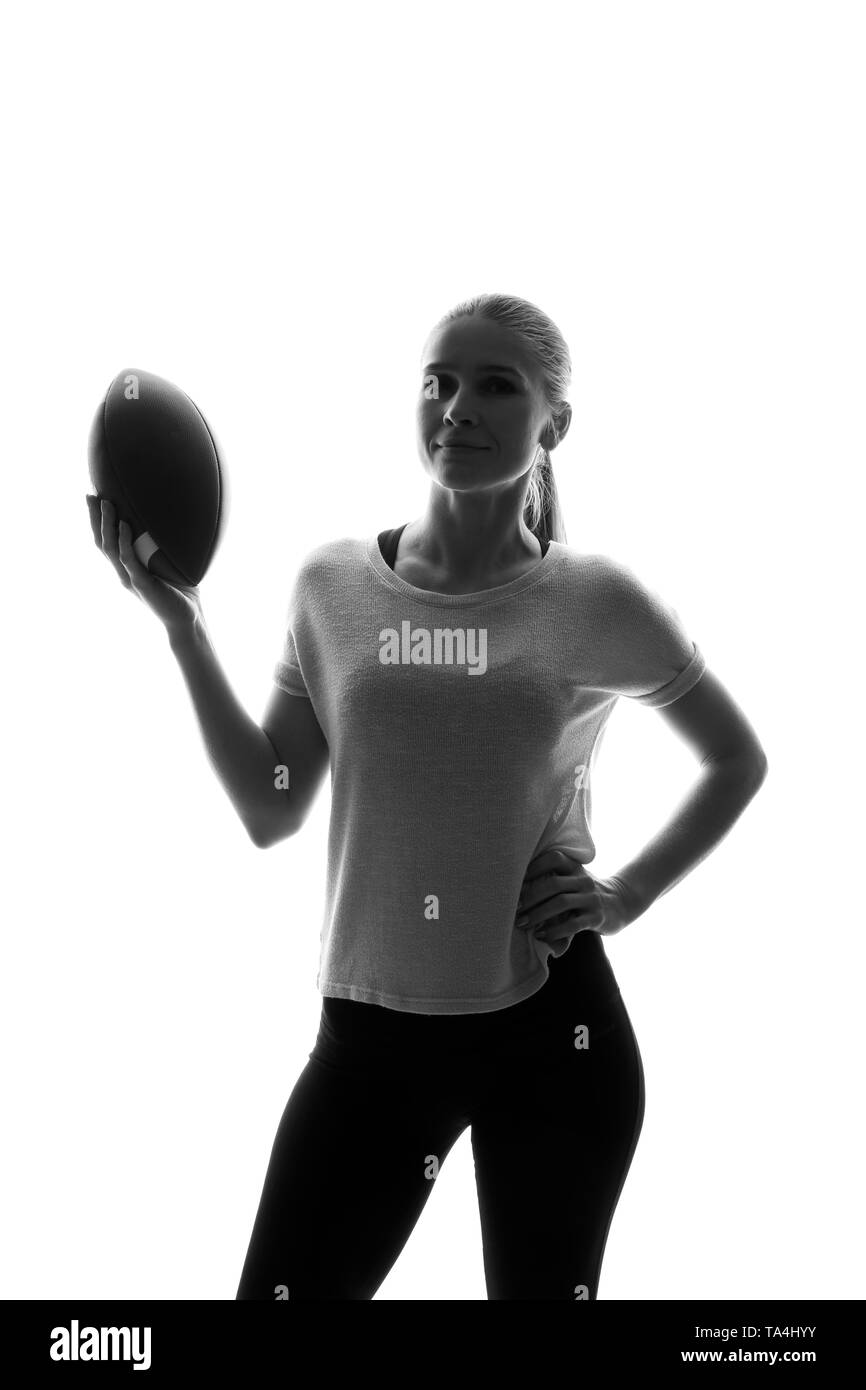 Portrait von sportliche Frau mit Rugby Ball auf weißem Hintergrund Stockfoto