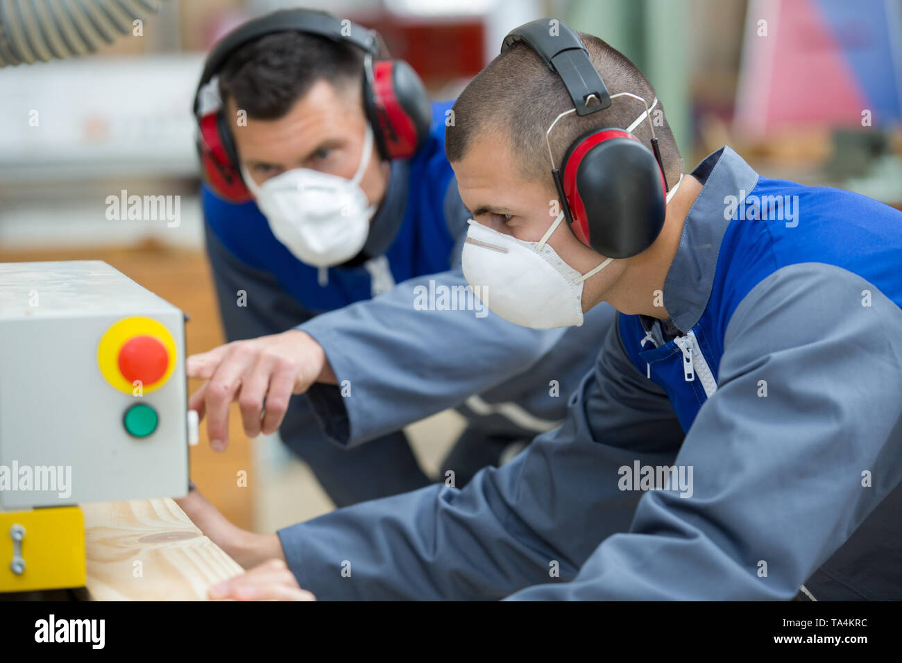 Männer tragen von Atemschutzmasken starten Maschinen Stockfoto