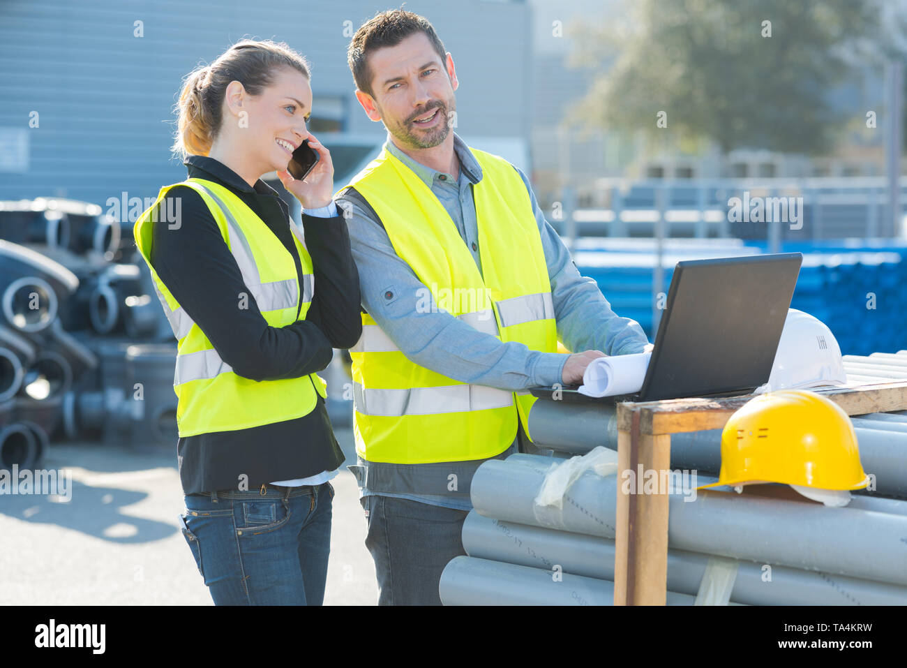 Frau und Mann Ingenieur im Freien Stockfoto