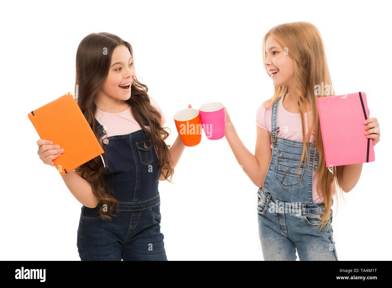 Chin Chin. Kleine Mädchen in Kaffee Pause. Kleine Kinder das Stopfen Tassen zusammen zu essen. Süße schoolgirls genießen Schule brechen. Wir müssen jetzt eine Pause. Stockfoto