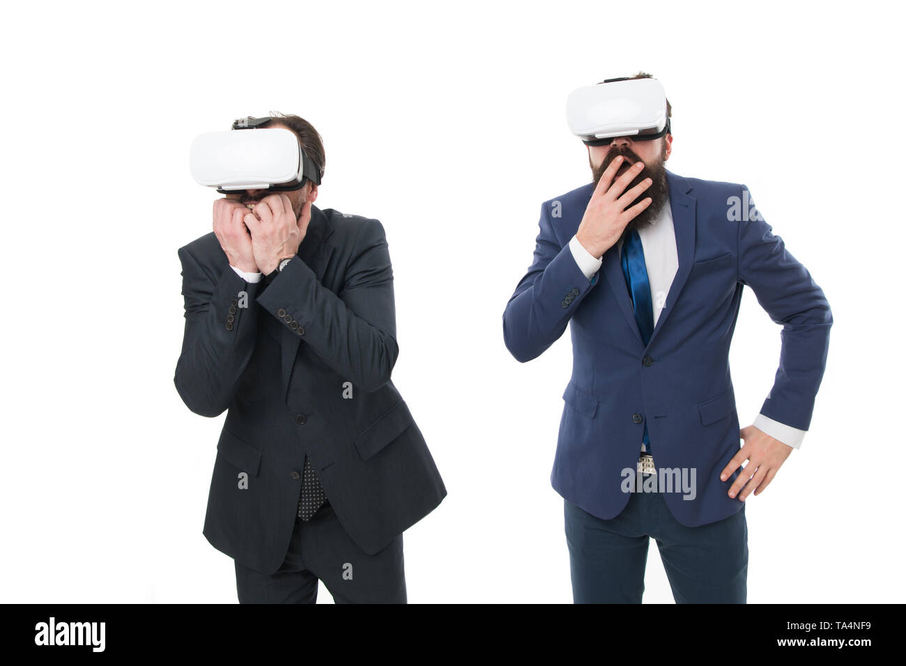 Die Prüfung neuer Technologien. moderne Technik in agilen Unternehmen. Unternehmer VR-Brille tragen. reife Männer mit Bart in der Klage. Digitale Zukunft und Innovation. Virtuelle Realität. Partnerschaft und Zusammenarbeit. Stockfoto