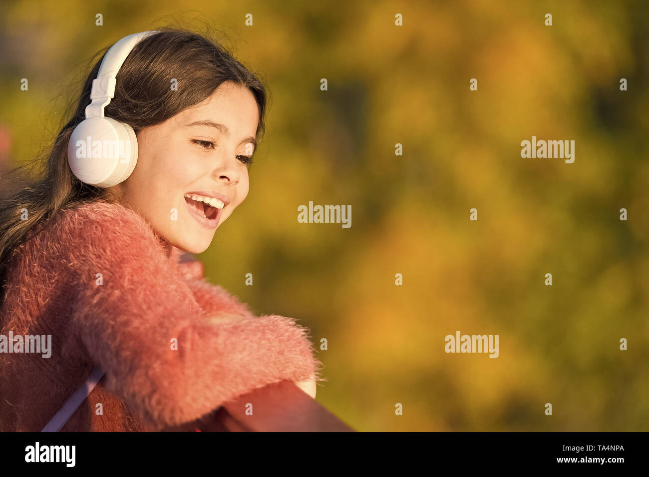 Kindheit Spaß zu sorglos. Kleines Kind glücklich lächelnde auf Herbst Tag. Glückliches Mädchen. Kindheit Spiele während der Herbstsaison. Genießen Sie perfekte herbstlichen Tagen, kopieren. Stockfoto