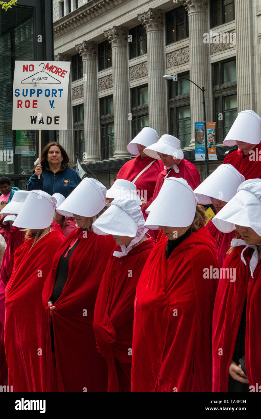 Frauen Rallye in Chicago Federal Plaza die reproduktive Freiheit angesichts der vielen Staaten, strenge Abtreibung verbietet zu schützen. Die Demonstranten auf der Plaza um 5 Uhr zu reden hörte und dann marschierte durch die Schlaufe geführt durch Dutzende von Frauen gekleidet als Mägde von dystopischen Roman Margaret Atwood's, die Geschichte der Dienerin. Stockfoto