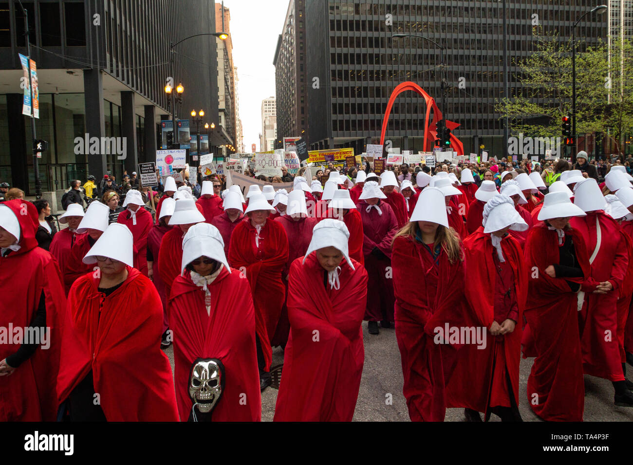 Frauen Rallye in Chicago Federal Plaza die reproduktive Freiheit angesichts der vielen Staaten, strenge Abtreibung verbietet zu schützen. Die Demonstranten auf der Plaza um 5 Uhr zu reden hörte und dann marschierte durch die Schlaufe geführt durch Dutzende von Frauen gekleidet als Mägde von dystopischen Roman Margaret Atwood's, die Geschichte der Dienerin. Stockfoto
