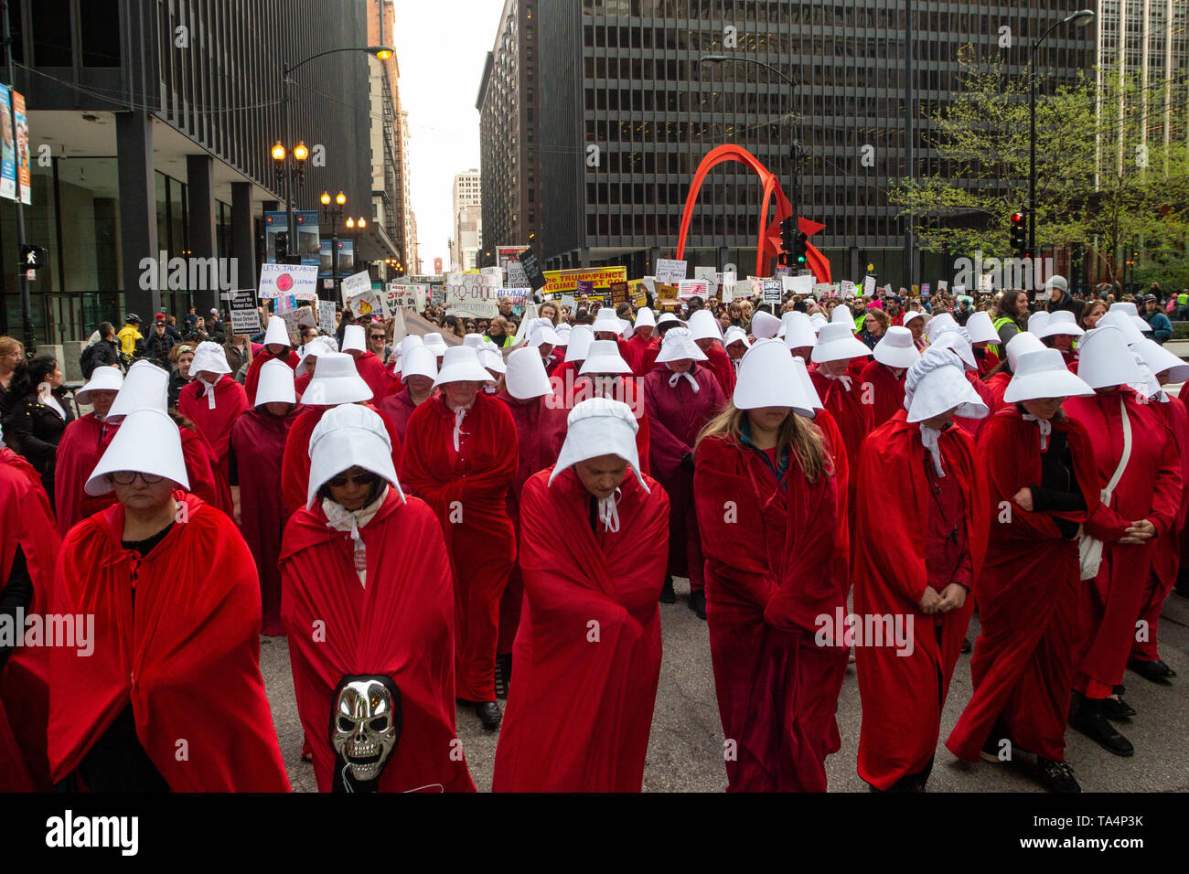 Frauen Rallye in Chicago Federal Plaza die reproduktive Freiheit angesichts der vielen Staaten, strenge Abtreibung verbietet zu schützen. Die Demonstranten auf der Plaza um 5 Uhr zu reden hörte und dann marschierte durch die Schlaufe geführt durch Dutzende von Frauen gekleidet als Mägde von dystopischen Roman Margaret Atwood's, die Geschichte der Dienerin. Stockfoto