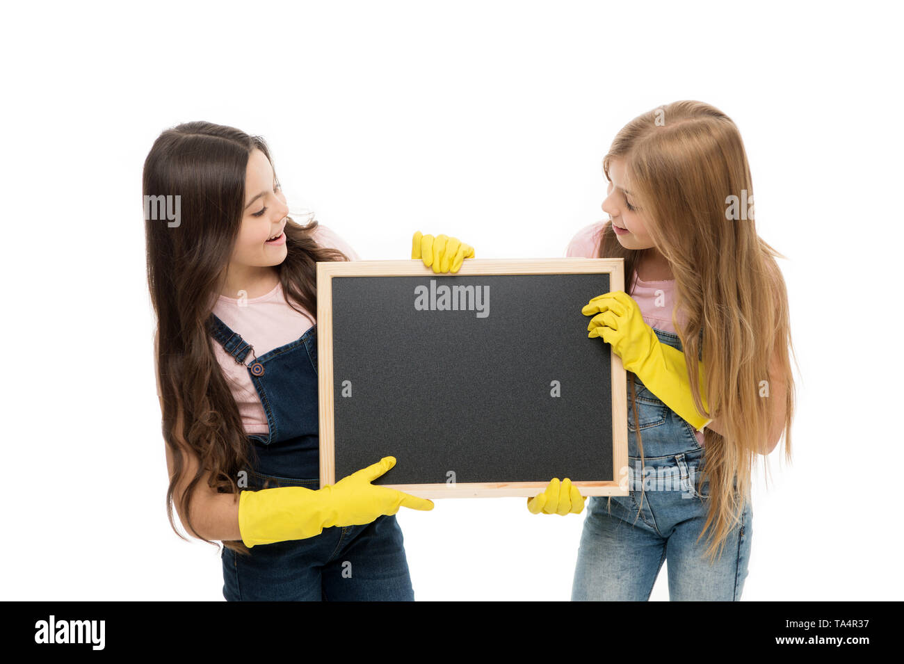 Er ordentlich halten. Schule Kinder in Gummihandschuhe Holding leere Tafel. Kleine Schülerinnen und Schüler, die ihre Aufgaben während der Schulzeit. Grundschüler halten ihre Schulsachen ordentlich Platz kopieren. Stockfoto