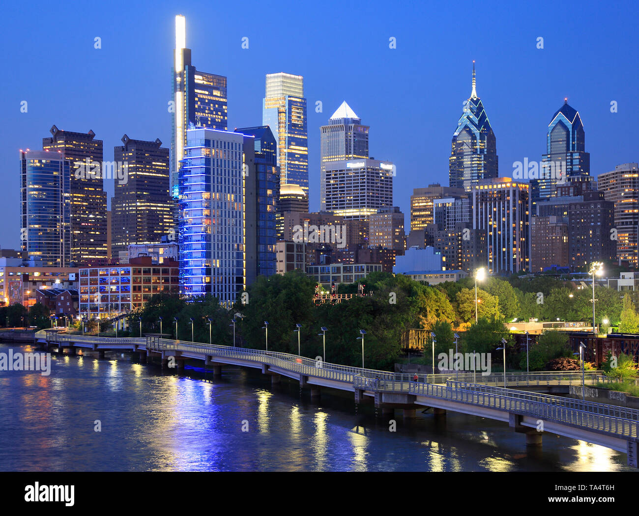 Philadelphia Skyline bei Nacht mit dem Schuylkill River im Vordergrund Stockfoto