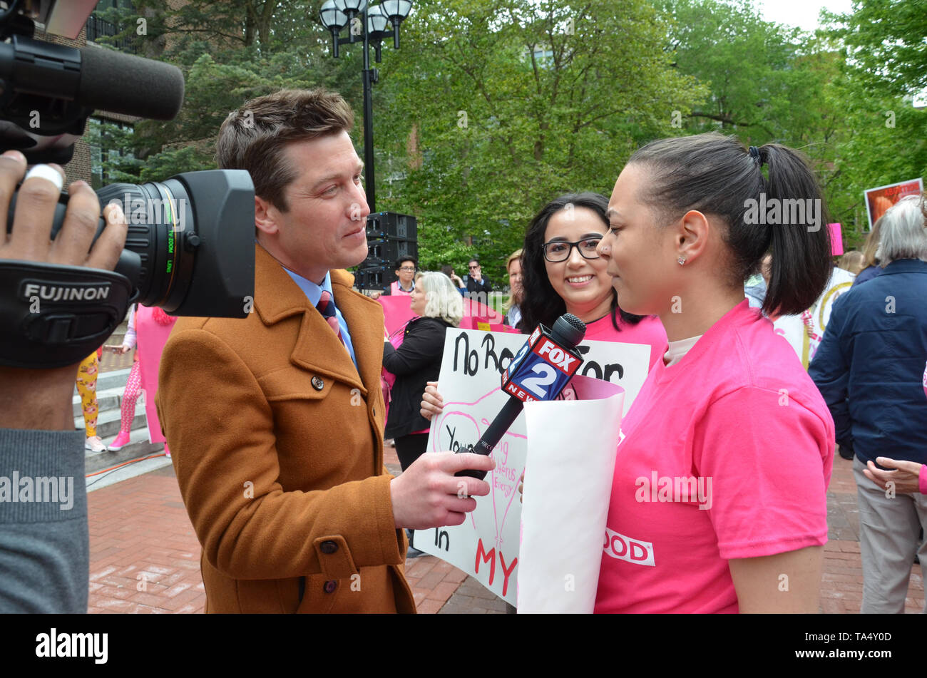 ANN ARBOR, MI/USA, 21. Mai 2019: ein Fuchs 2 Detroit Reporter Interviews ein Demonstrant vor dem Ann Arbor stoppen die Verbote Protest durch geplante Gleichheit organisiert Stockfoto