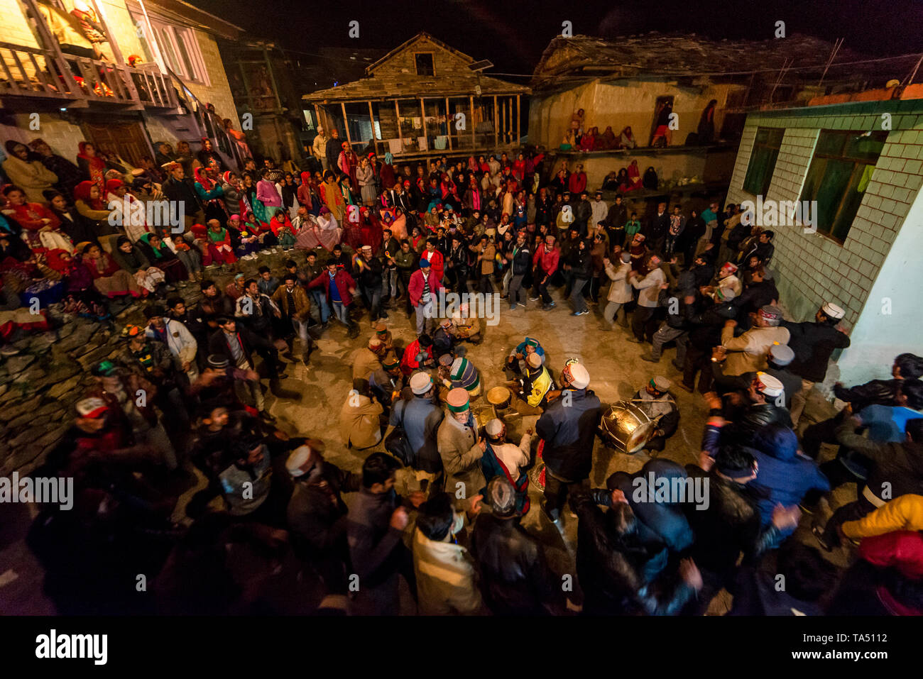 Kullu, Himachal Pradesh, Indien - 07 Dezember, 2018: Lokale traditionelle Tanz im Himalaya - Indien Stockfoto