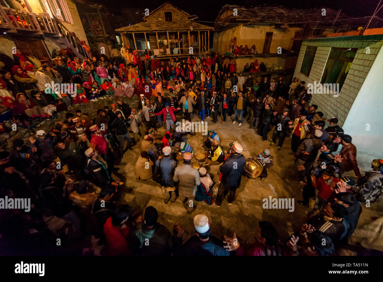 Kullu, Himachal Pradesh, Indien - 07 Dezember, 2018: Lokale traditionelle Tanz im Himalaya - Indien Stockfoto