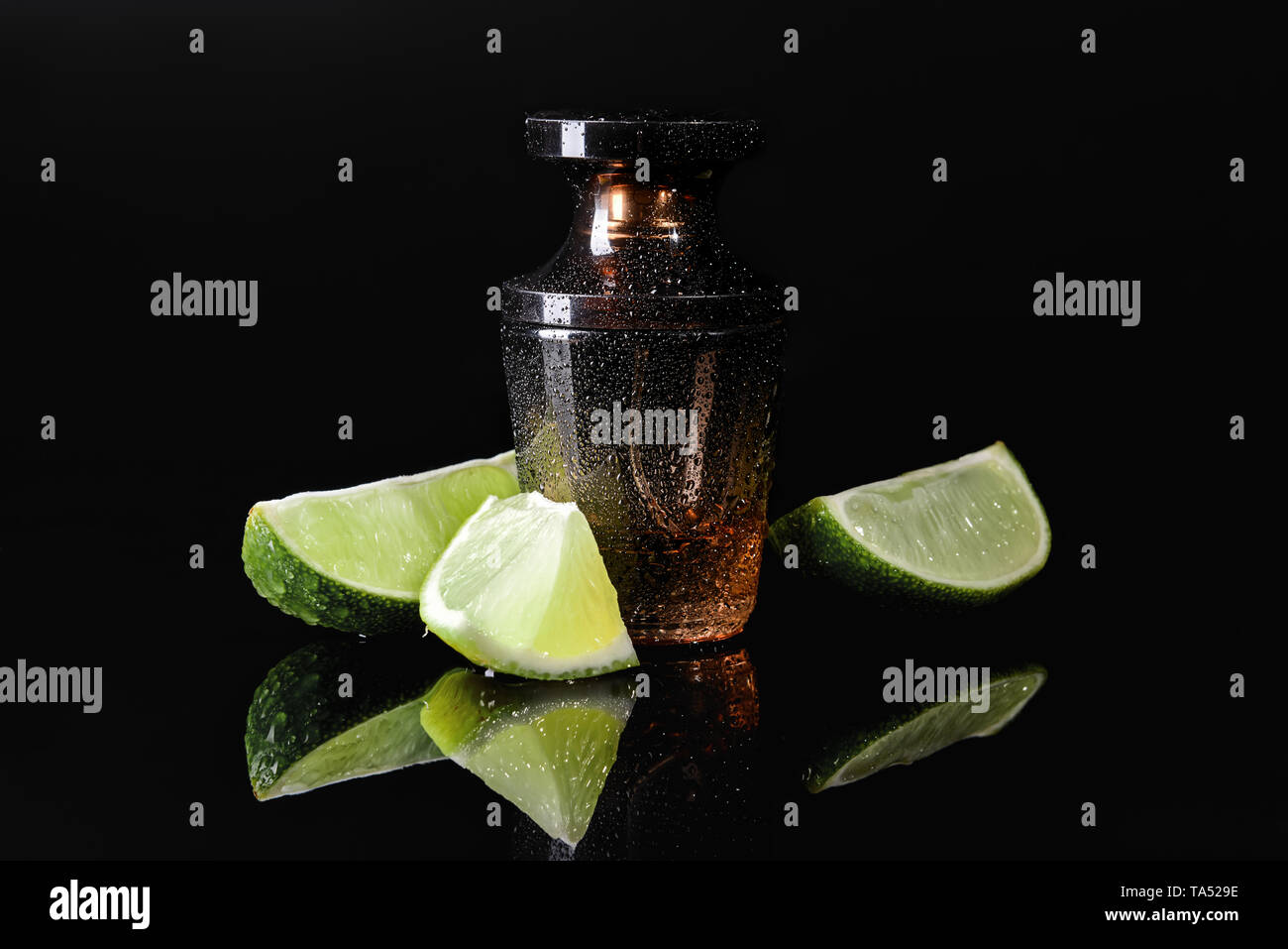 Flasche Parfüm und Zitrusfrüchte auf dunklem Hintergrund Stockfoto