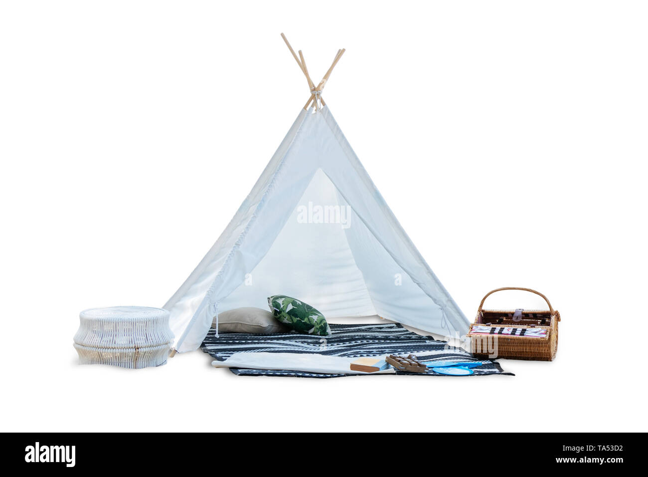 Outdoor Picknick Romantikhotel Weisses Zelt mit Essen bei einem Picknick Korb, matte und Kissen isoliert auf weißem Hintergrund Stockfoto
