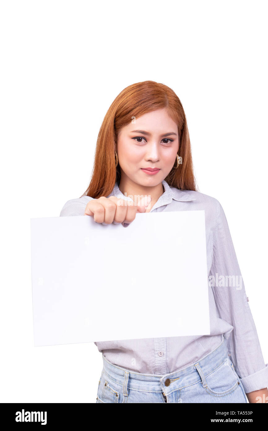 Portrait von lächelnden Asiatin stehen und leeres weißes Blatt Papier in der Hand halten, auf weißem Hintergrund mit Freistellungspfad isoliert Stockfoto
