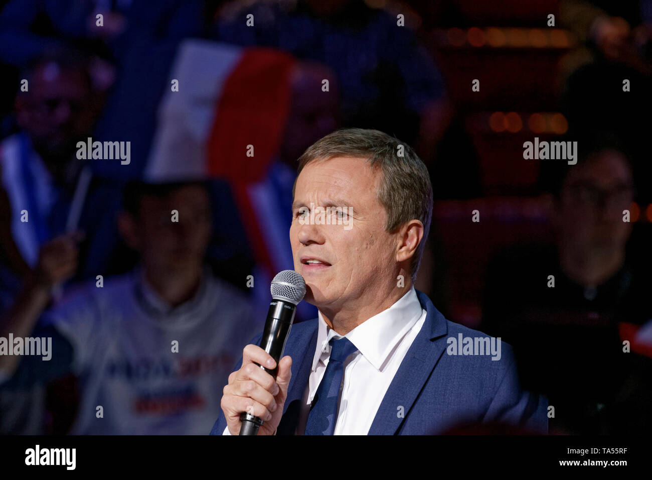 Paris, Frankreich. 19. April 2017. Nicolas Dupont-Aignan in Treffen in Cirque d'Hiver in Paris, Frankreich. Credit: Veronique Phitoussi/Alamy Stock Foto Stockfoto