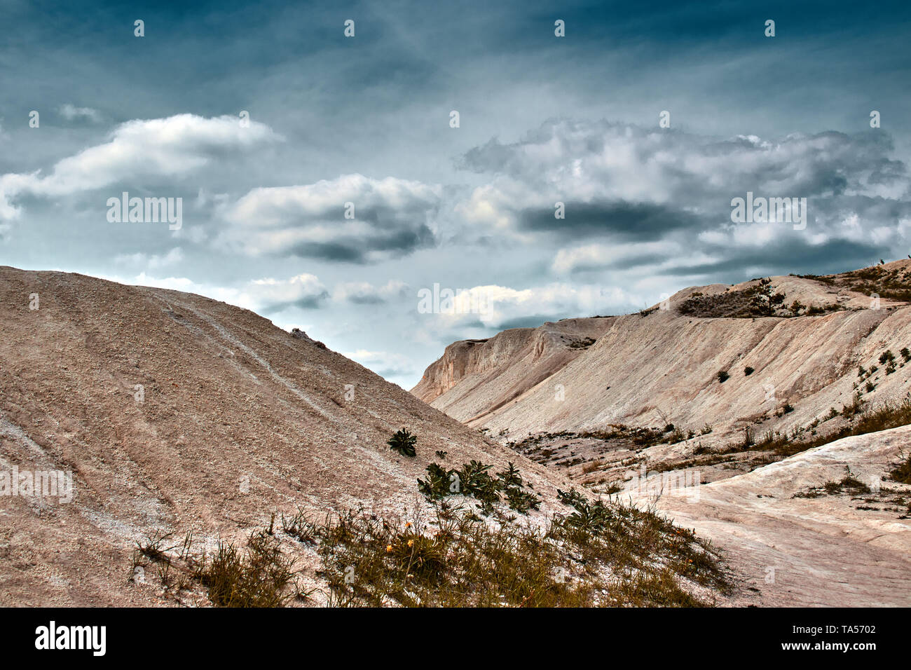 Weißer Kalkstein Steinbruch auf dem Hintergrund der blauen Himmel mit Wolken Stockfoto