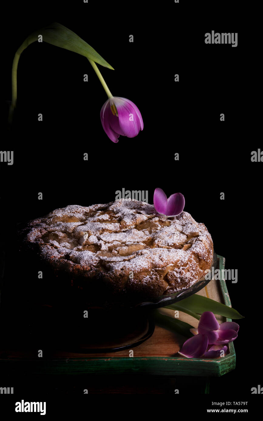 Apple und Berry Kuchen mit Blumenschmuck auf Mittelstücke, düstere Stimmung Stockfoto